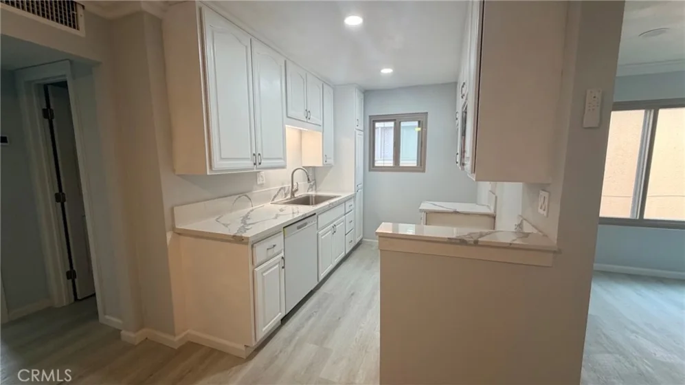 110 E Hillcrest photo 12