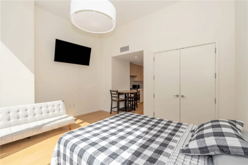 877 Francisco Street #819 photo 4