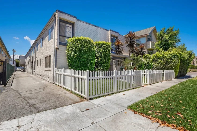 4381 Ventura Canyon Avenue #1 photo 1