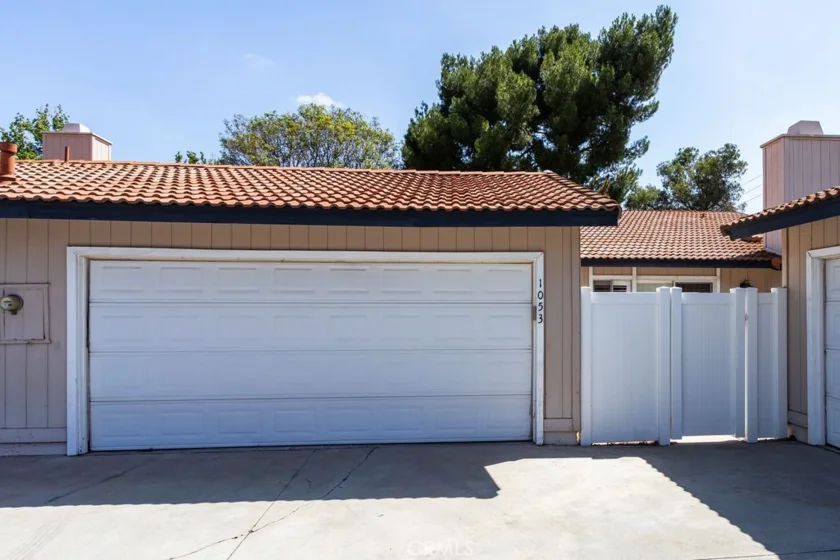 1053 Border Avenue photo 5