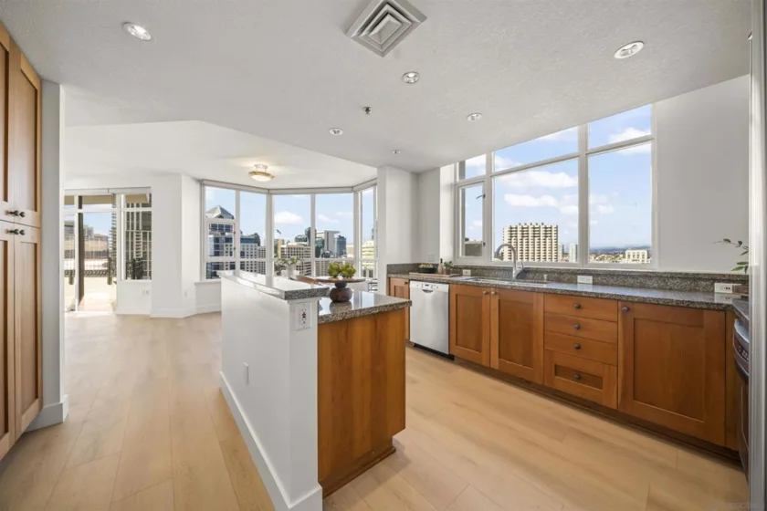 700 W Harbor #2501 photo 28