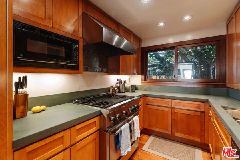 1366 Palisades Beach Road photo 6