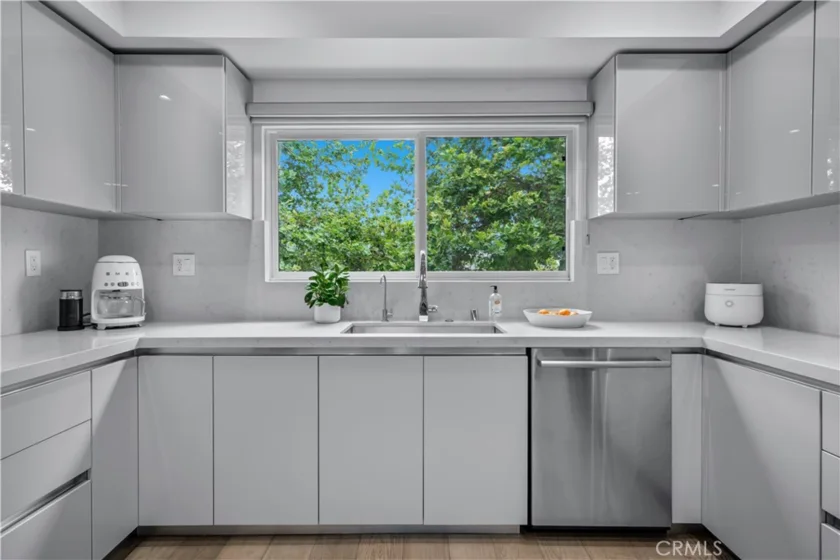14157 Tiara Street #101 photo 31