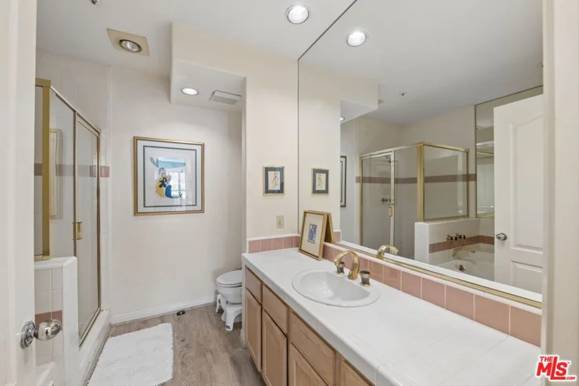 5224 Zelzah Avenue #209 photo 12