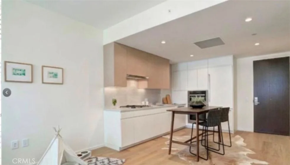 877 Francisco #707 photo 2