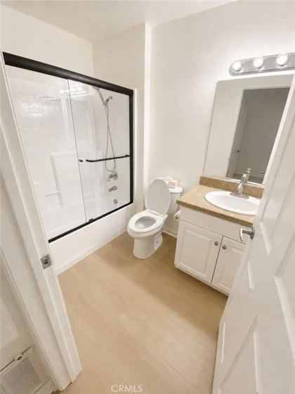 5535 Canoga #210 photo 3