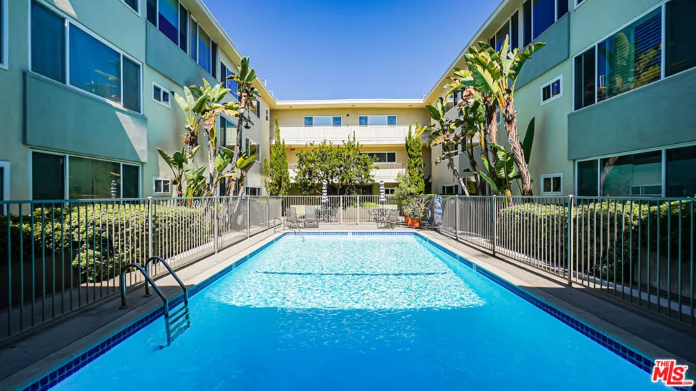 1525 N Hayworth Avenue #204 photo 29