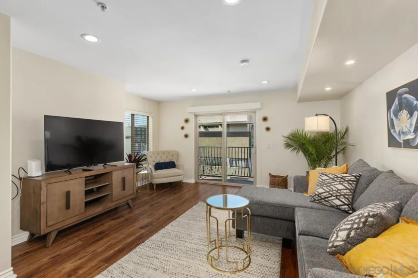 801 W Hawthorn Street #301 photo 35