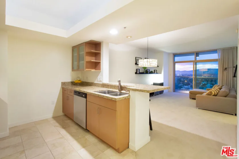 13700 Marina Pointe Drive #1622 photo 1