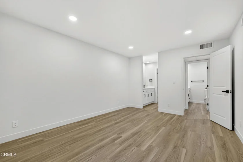 22330 Victory Boulevard #604 photo 5