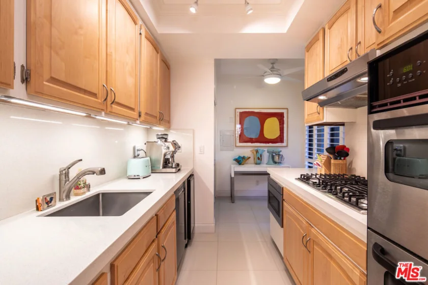 8455 Fountain Avenue #518 photo 11