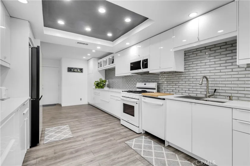 27408 Hyatt Court photo 8