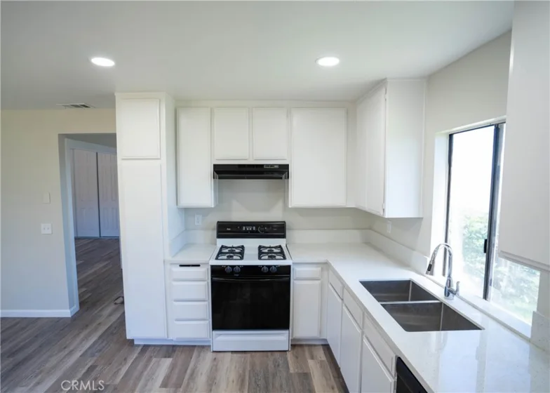 2055 Earl Glen photo 15