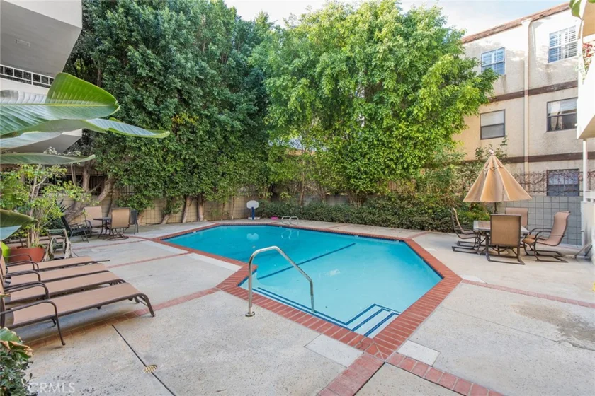 16012 Moorpark photo 25