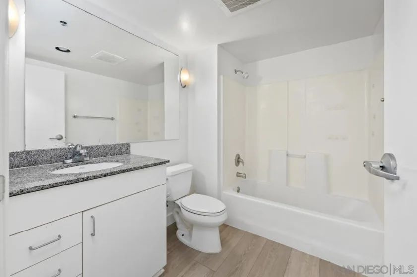 425 W Beech #204 photo 16