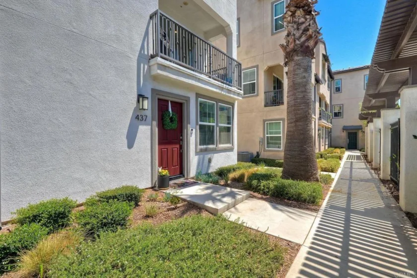 437 Carina Glen photo 4