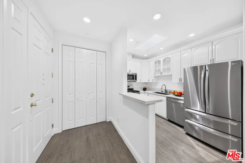 971 S St Andrews Place #301 photo 17