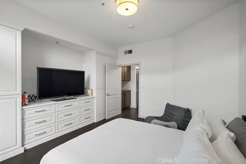 4477 Woodman Avenue #202 photo 18