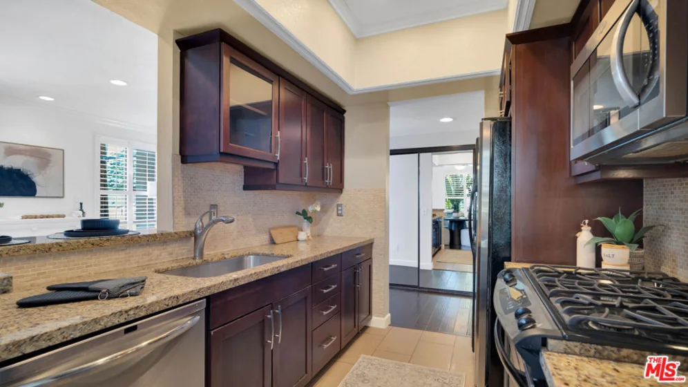 13920 Moorpark Street #106 photo 12