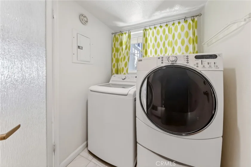 512 S Hollydale photo 20