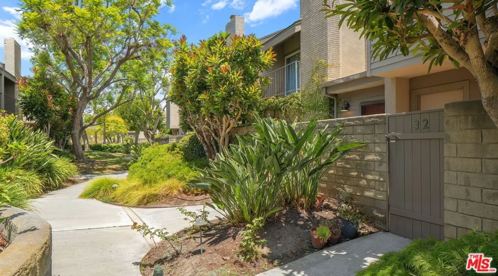 32 Village Parkway photo 2