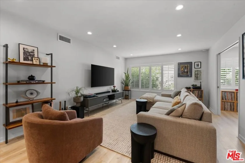 1045 N Kings Road #204 photo 2
