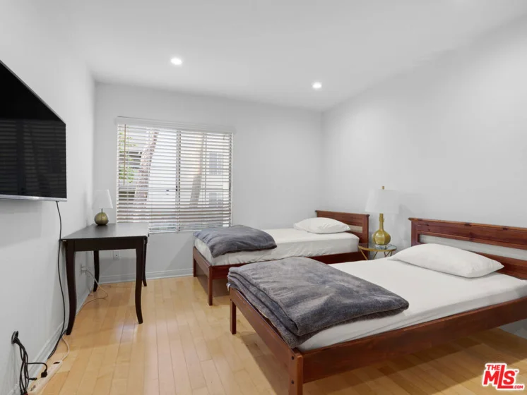21520 Burbank Boulevard #112 photo 13