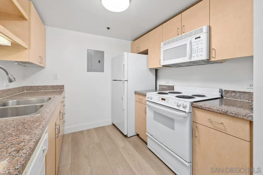 425 W Beech #204 photo 24
