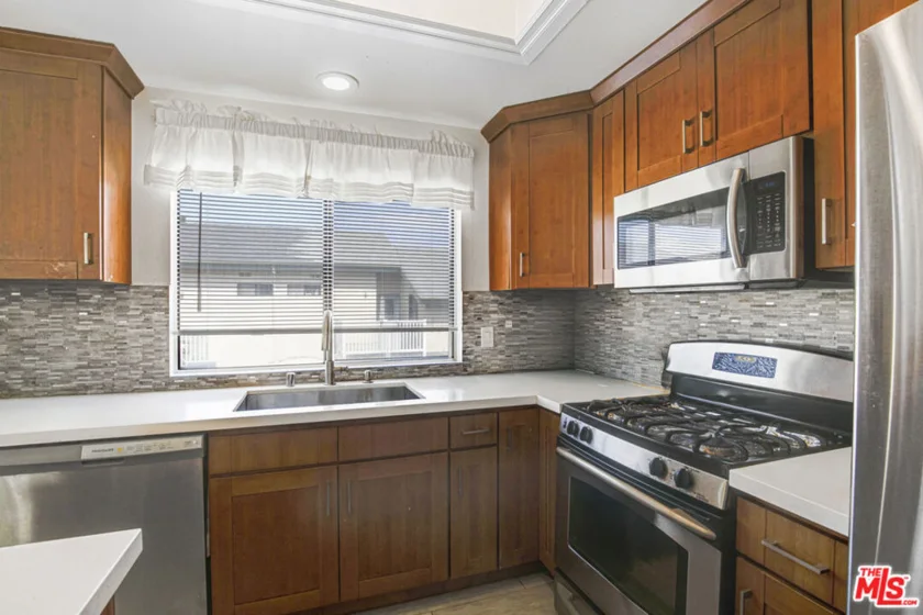 20920 Community Street #10 photo 11