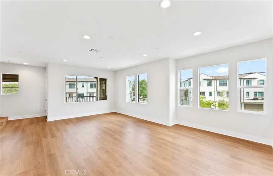 100 Pickwick Lane photo 8