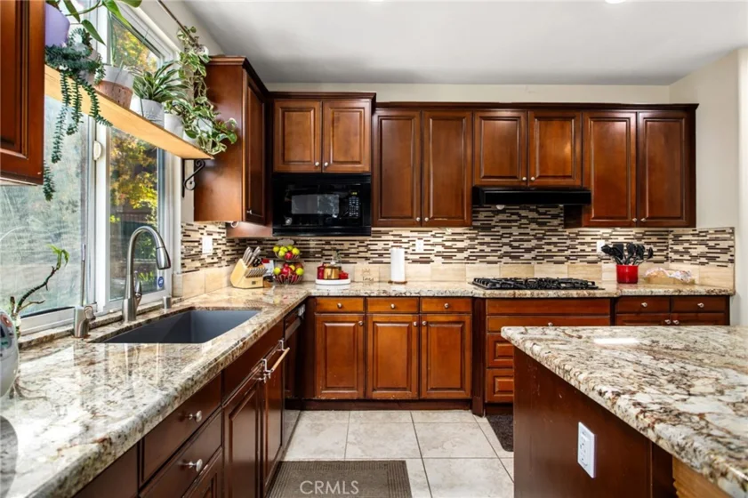 22862 Montanya photo 10
