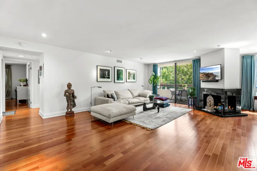 851 N Kings Road #102 photo 2