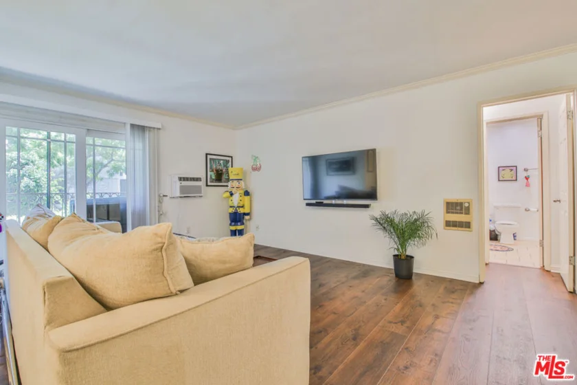 625 N Flores Street #102 photo 18