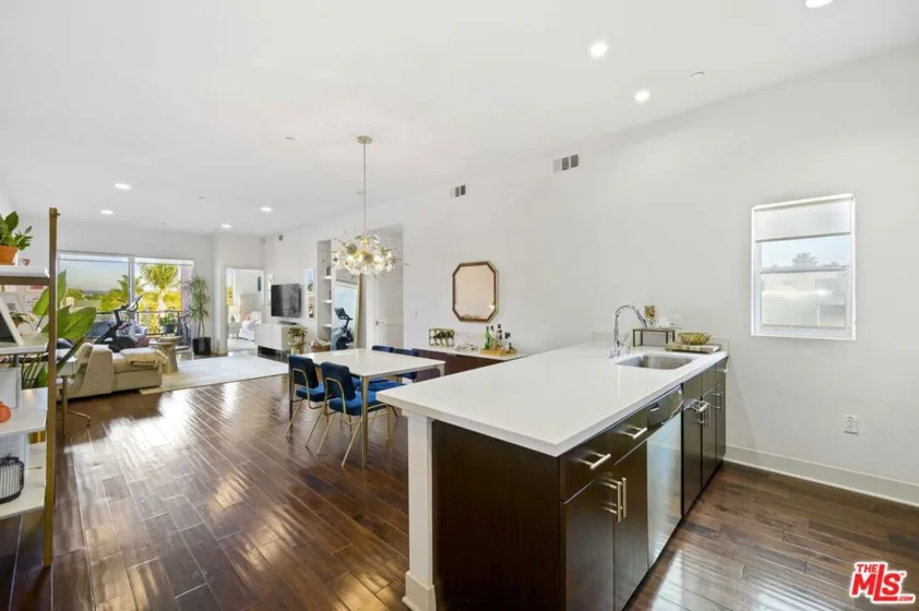 4211 Redwood Avenue #303 photo 1