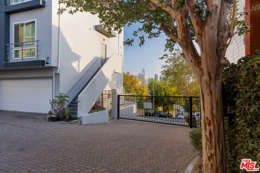 1098 Everett Place photo 3