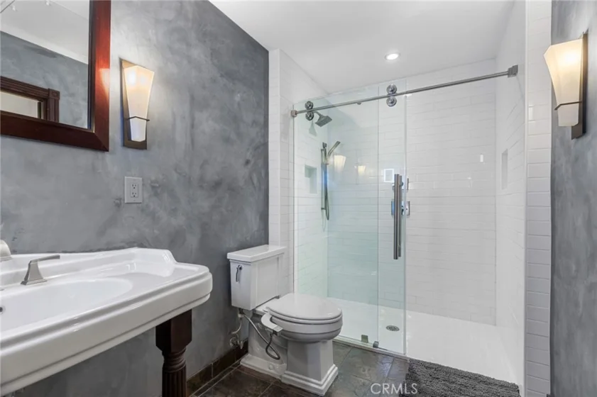 315 E 8th #401 photo 22