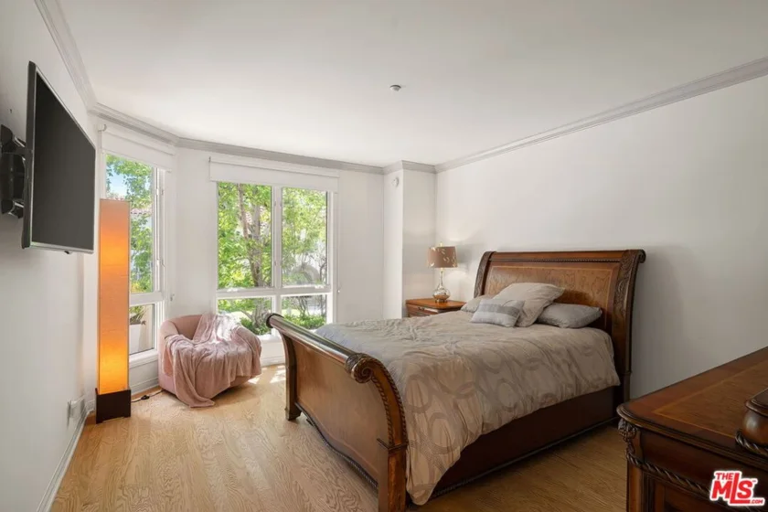 121 N Almont Drive #201 photo 22