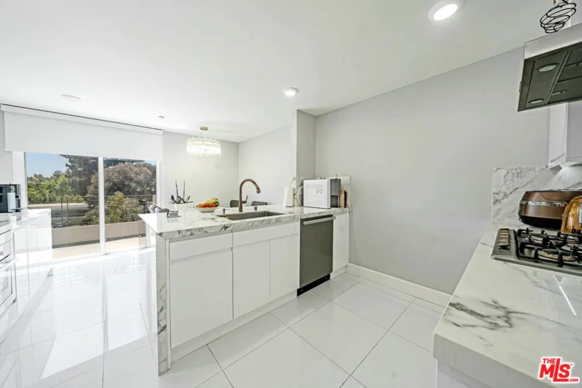 4925 Wilshire Boulevard #302 photo 3