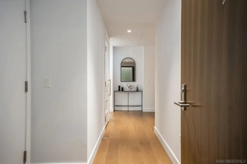 888 W E #2302 photo 28