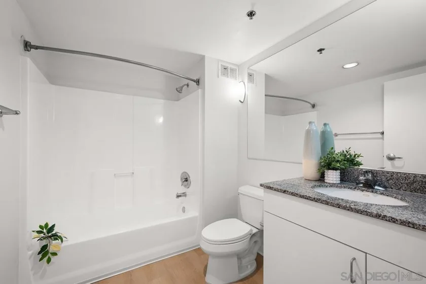 425 W Beech Street #408 photo 23