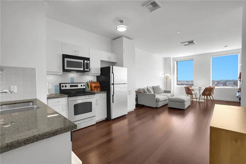 3810 Wilshire Boulevard #1009 photo 3