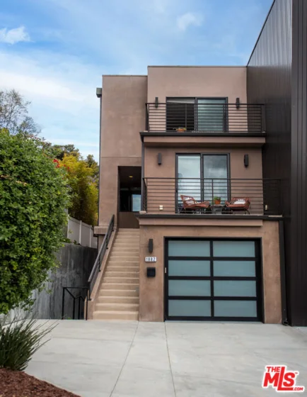 1882 Lucretia Avenue photo 2