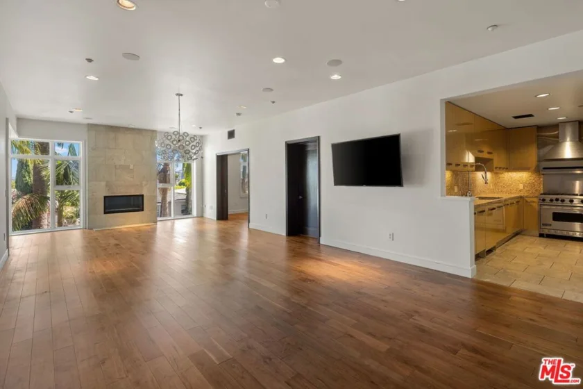 447 N Doheny Drive #305 photo 24
