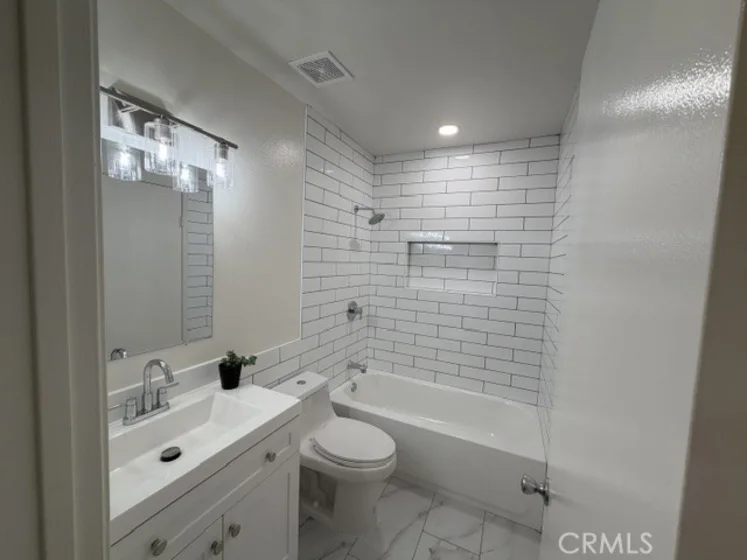 1021 W Lamark Lane photo 3
