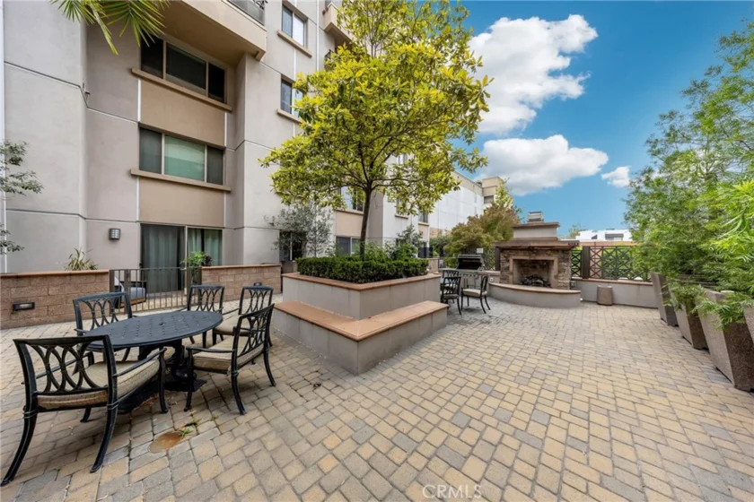 931 E Walnut #307 photo 29