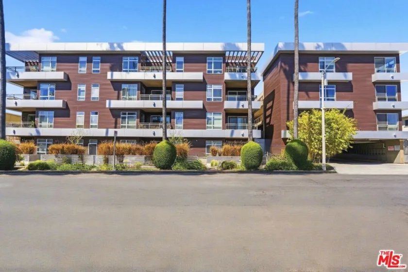 6001 Carlton Way #303 photo 1