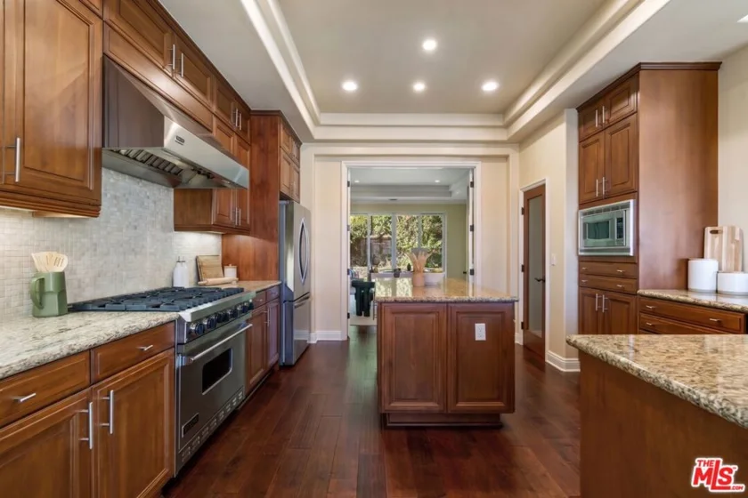 23963 De Ville Way photo 9
