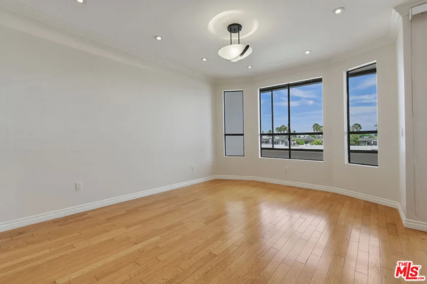 4443 Ventura Canyon Avenue #304 photo 16