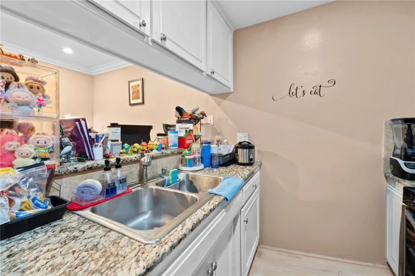 7035 Woodley #205 photo 7