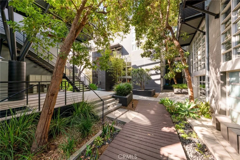1037 N Laurel Avenue #11B photo 30